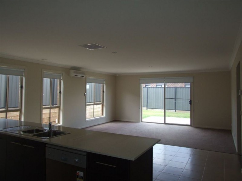 42 Victoria Place, Pakenham VIC 3810