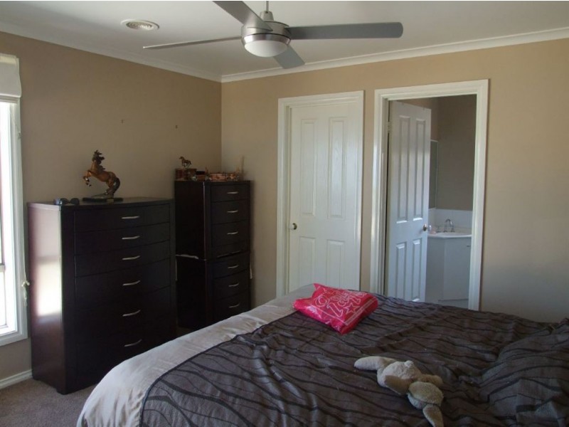 9 Wallangara Drive, Pakenham VIC 3810