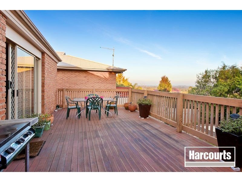 12 Leigh Drive, Pakenham VIC 3810