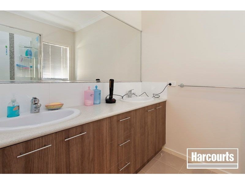 8 Eventide Rise, Pakenham VIC 3810