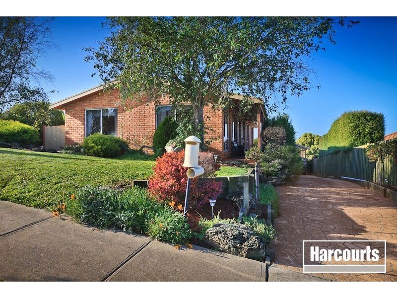 9 McInnes Court, Pakenham VIC 3810