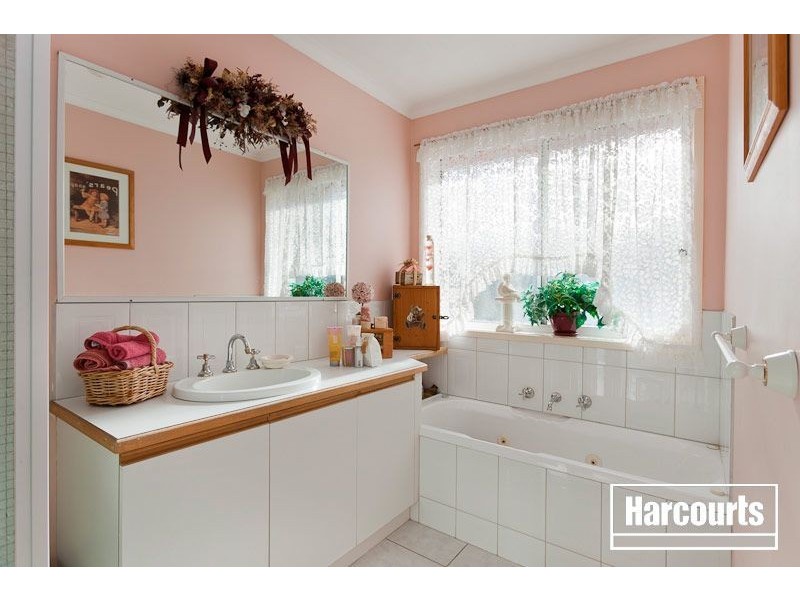 9 McInnes Court, Pakenham VIC 3810