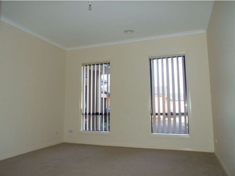 2/30 Grand Central Boulevard, Pakenham VIC 3810