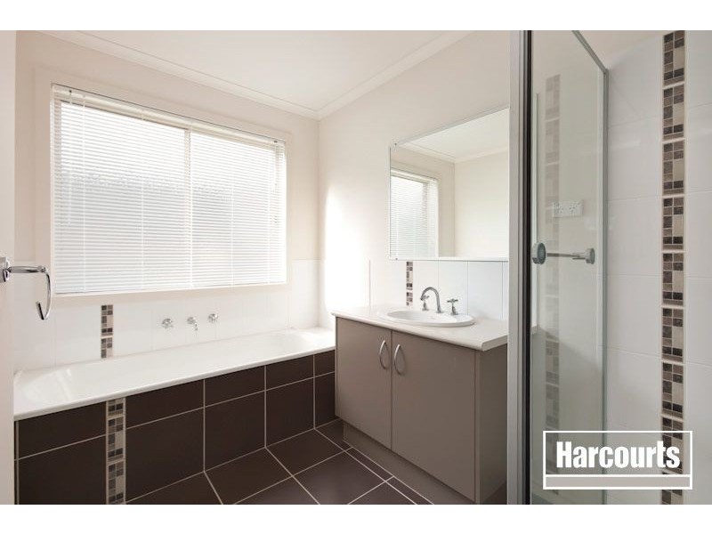 21 Lucerne Circuit, Pakenham VIC 3810