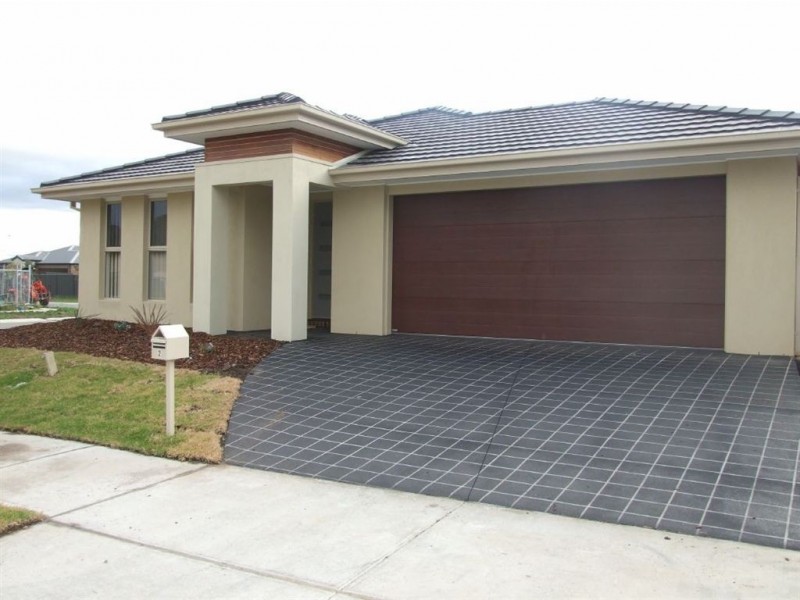 30 Cherry Blossom Chase, Pakenham VIC 3810