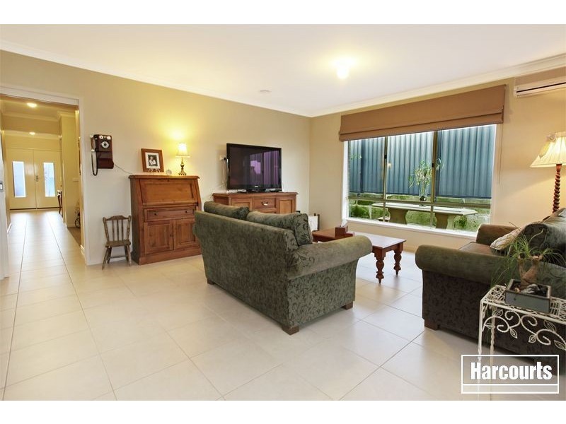 7 Adrian Drive, Pakenham VIC 3810