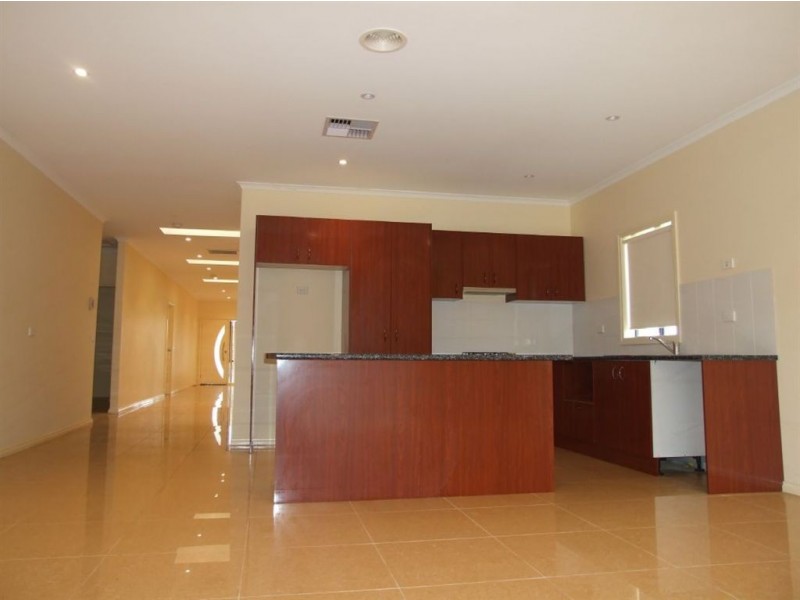 9 Colonial Way, Pakenham VIC 3810