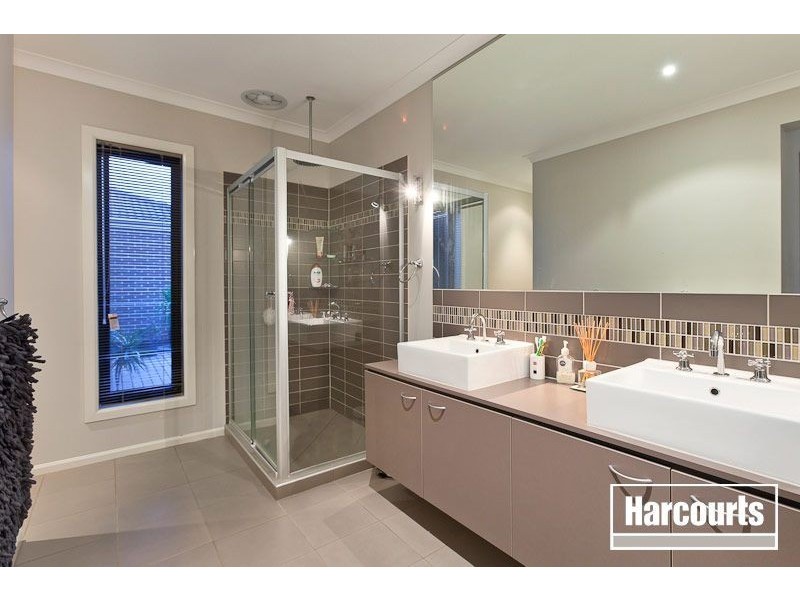 24 Gallery Way, Pakenham VIC 3810