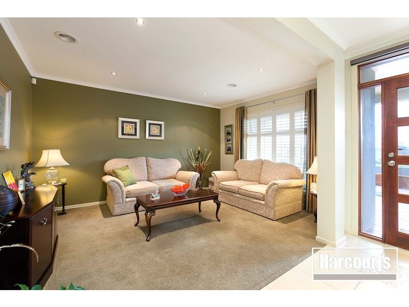 24 Fallingwater Drive, Pakenham VIC 3810