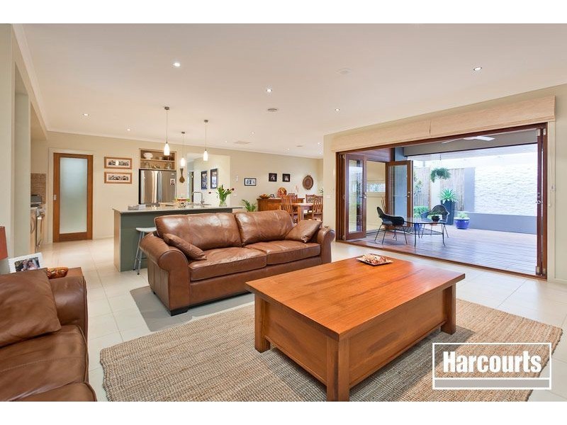 24 Fallingwater Drive, Pakenham VIC 3810