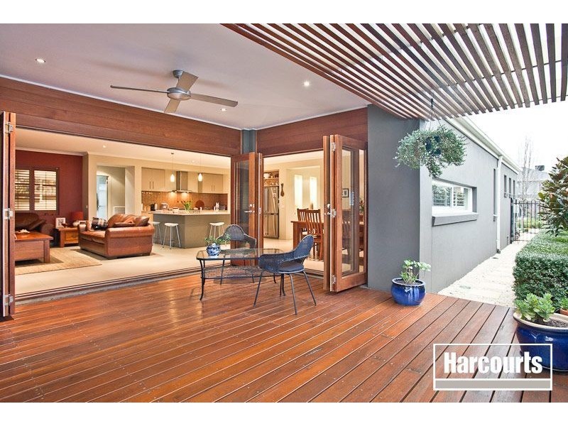 24 Fallingwater Drive, Pakenham VIC 3810