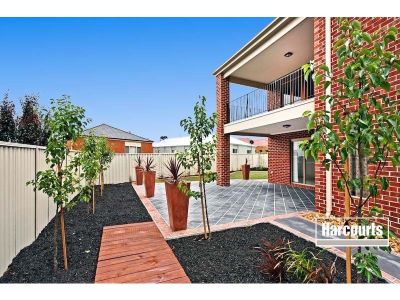 32 Clearwater Drive, Pakenham VIC 3810