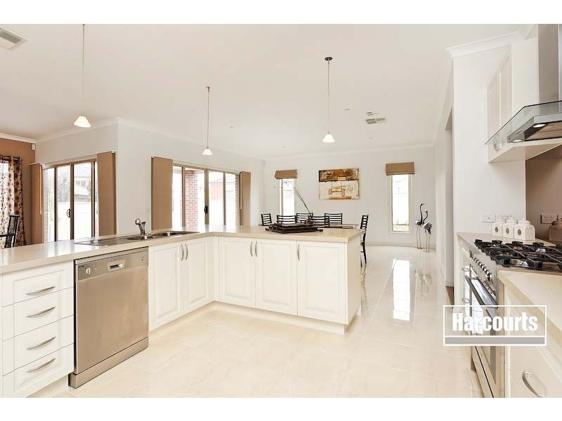 32 Clearwater Drive, Pakenham VIC 3810