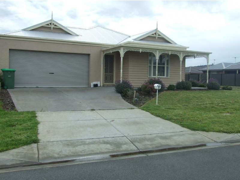 8 Killarney Crescent, Pakenham VIC 3810