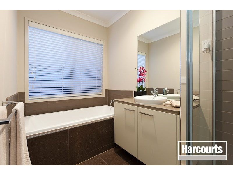 4 Downing Square, Pakenham VIC 3810