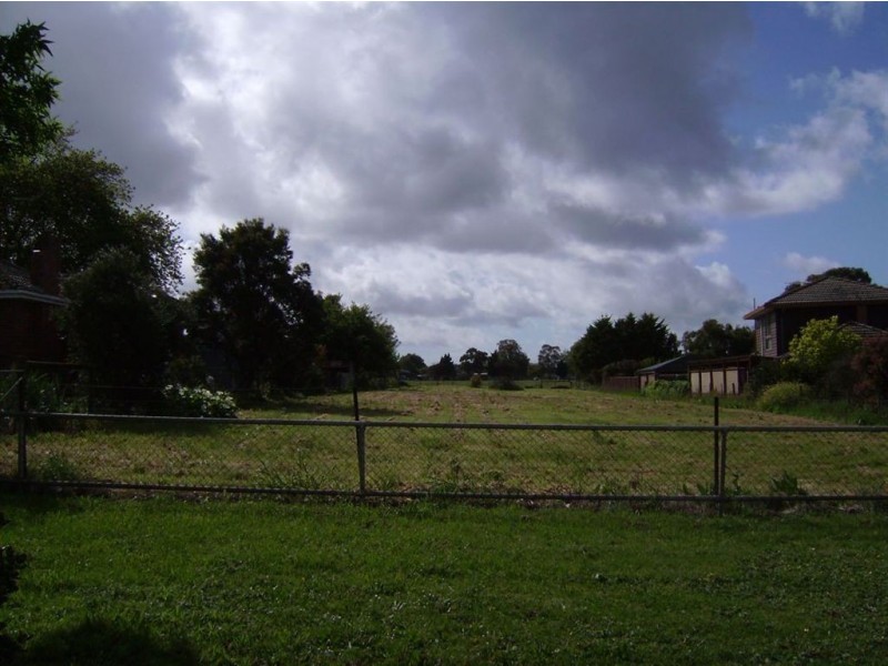 18 Bayview Road, Officer VIC 3809