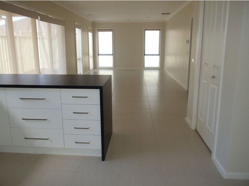 39 Cohens Way, Pakenham VIC 3810