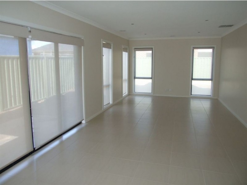 39 Cohens Way, Pakenham VIC 3810