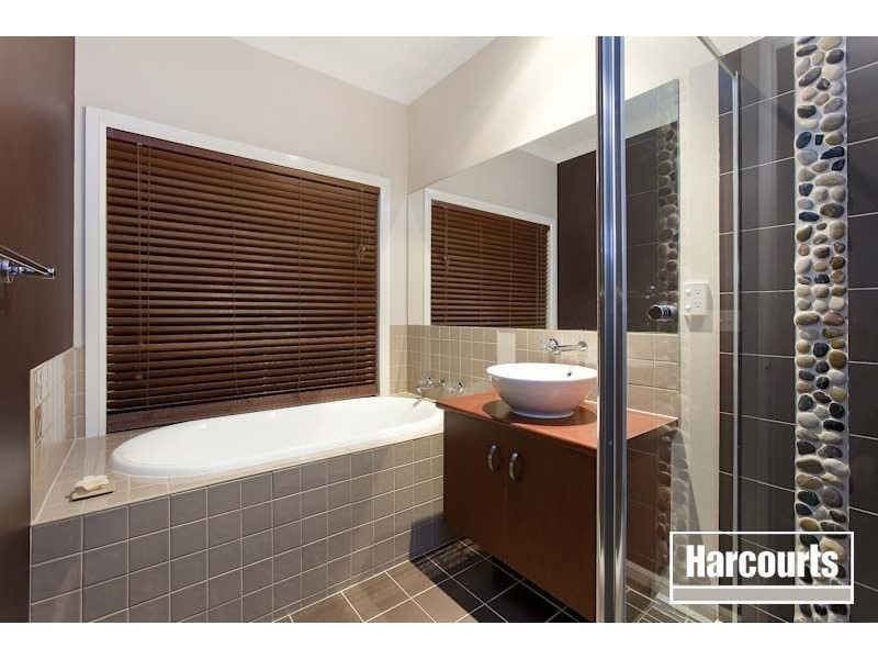 2 Henry Lawson Drive, Pakenham VIC 3810