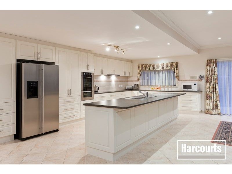 8 Overland Rise, Pakenham VIC 3810