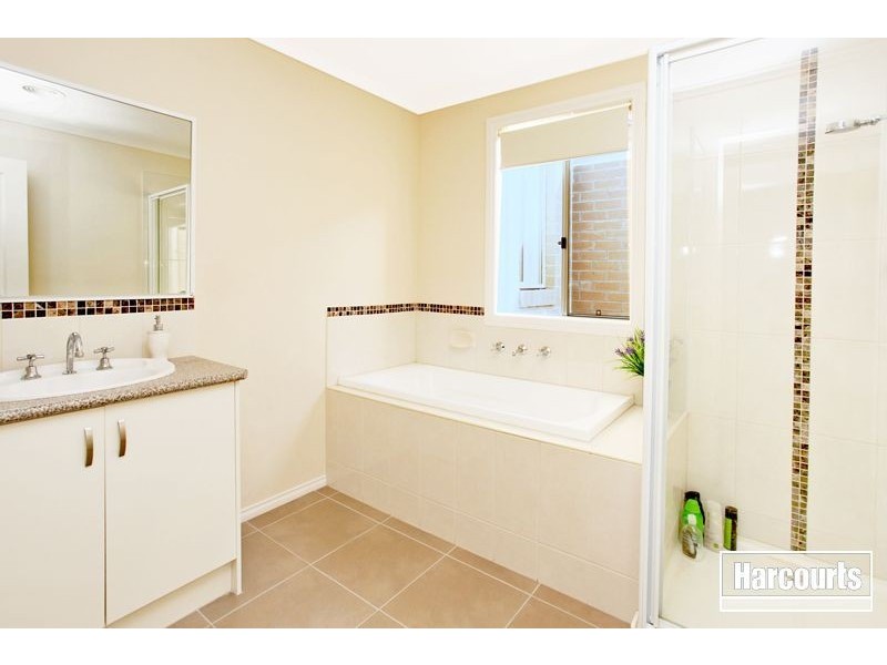 8 Versace Court, Pakenham VIC 3810