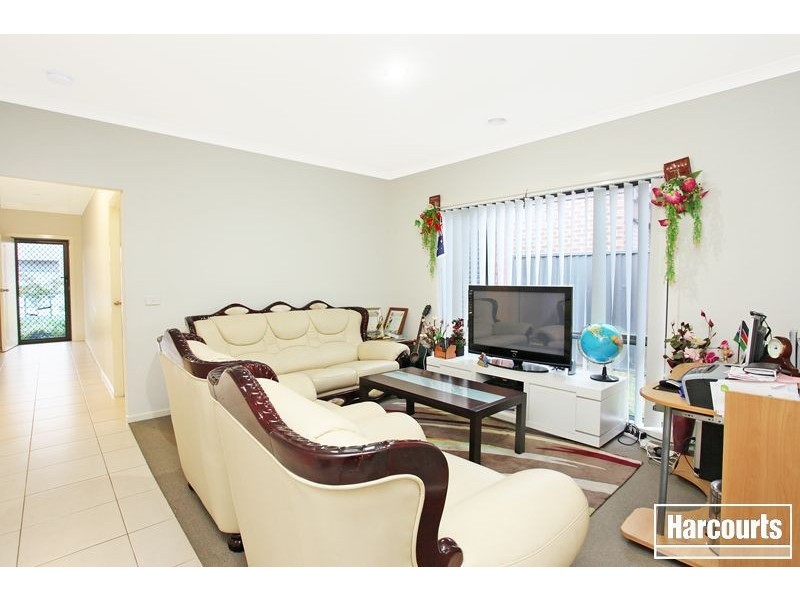 33 Edgeware Close, Pakenham VIC 3810