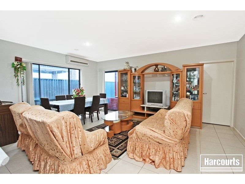 33 Edgeware Close, Pakenham VIC 3810