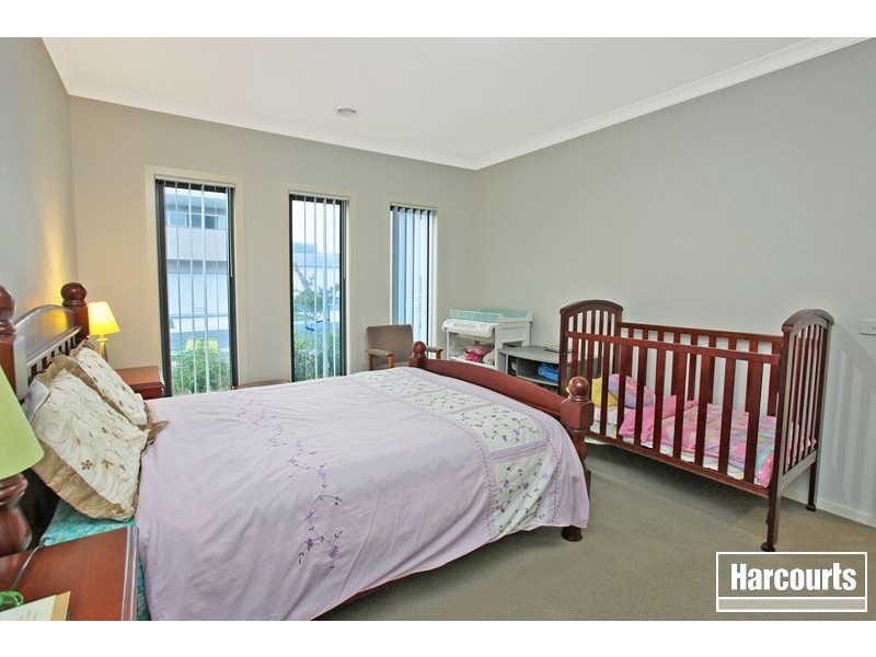 33 Edgeware Close, Pakenham VIC 3810