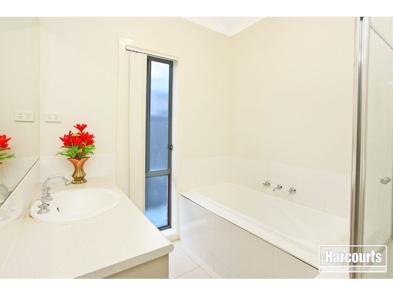 33 Edgeware Close, Pakenham VIC 3810