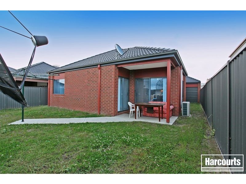 33 Edgeware Close, Pakenham VIC 3810