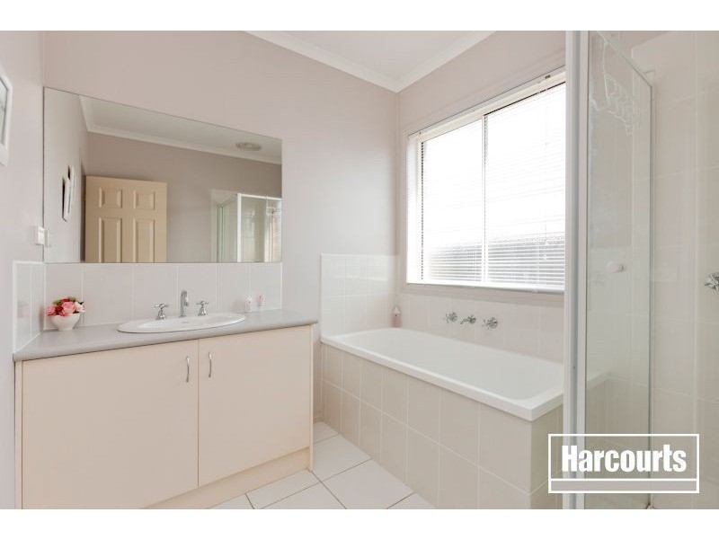 18 Britton Drive, Pakenham VIC 3810