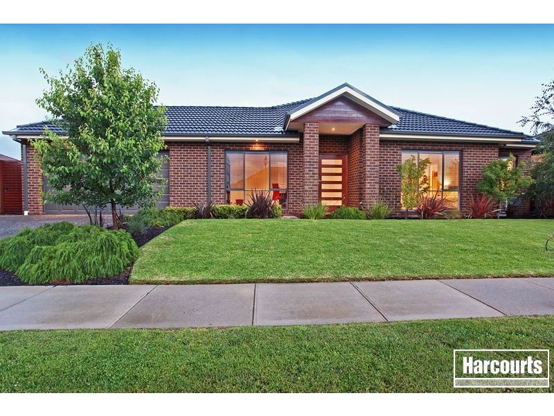 16 Henry Lawson Drive, Pakenham VIC 3810