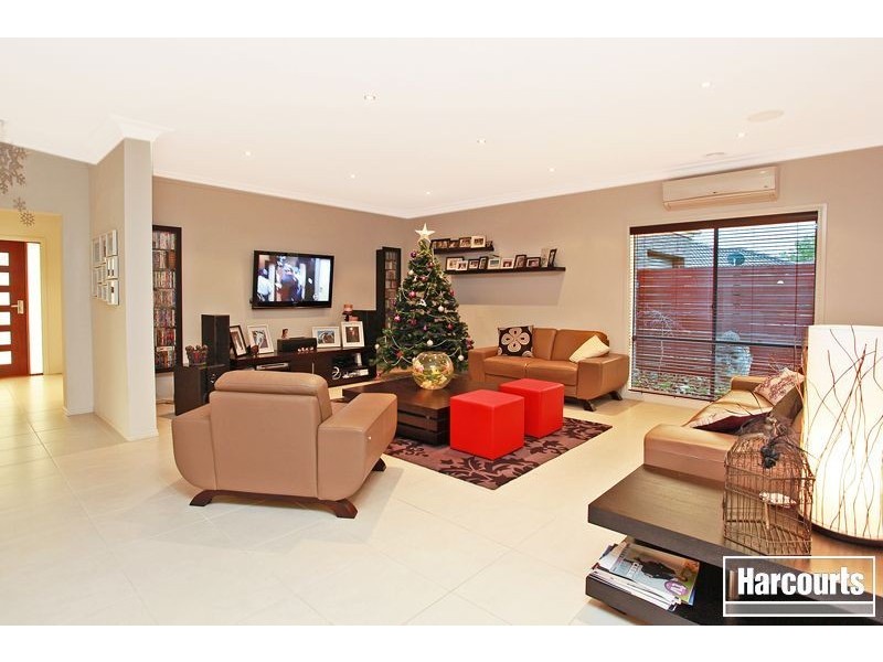 16 Henry Lawson Drive, Pakenham VIC 3810