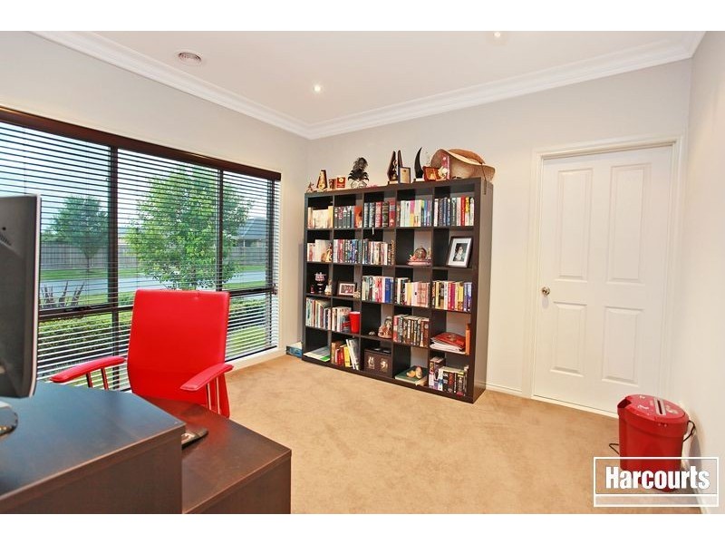 16 Henry Lawson Drive, Pakenham VIC 3810