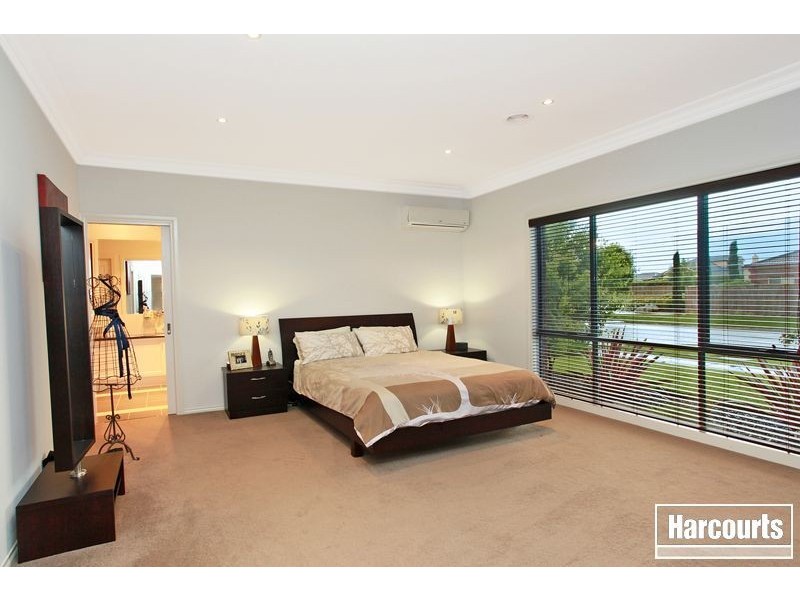 16 Henry Lawson Drive, Pakenham VIC 3810