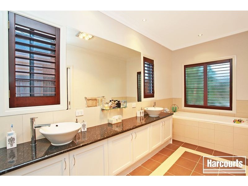 16 Henry Lawson Drive, Pakenham VIC 3810