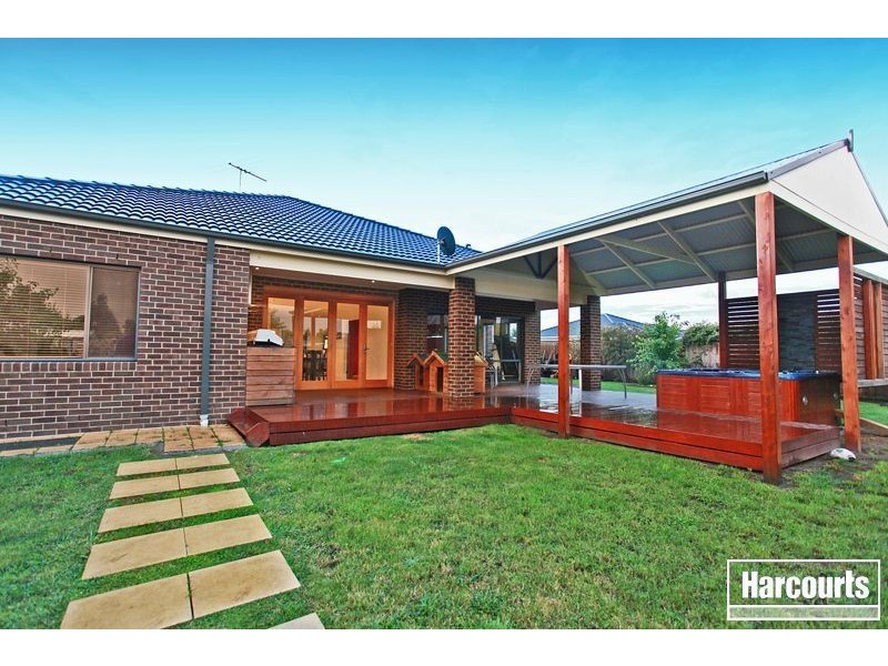 16 Henry Lawson Drive, Pakenham VIC 3810