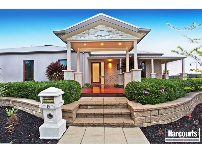 5 Fallingwater Drive, Pakenham VIC 3810