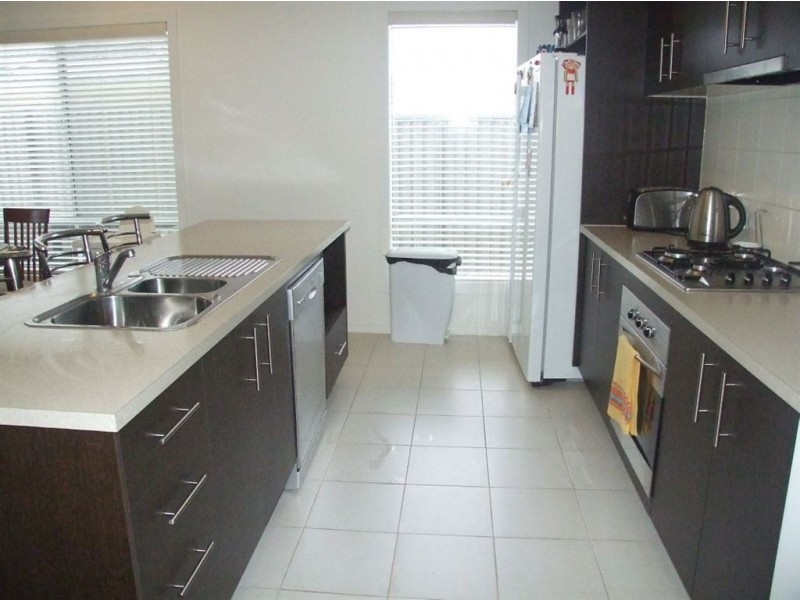 4 Petrel Cct, Pakenham VIC 3810