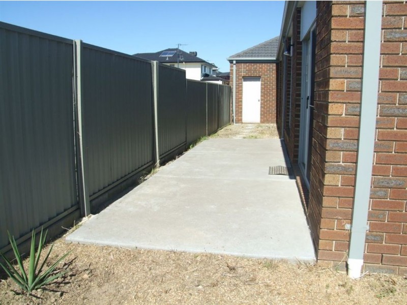 4 Petrel Cct, Pakenham VIC 3810