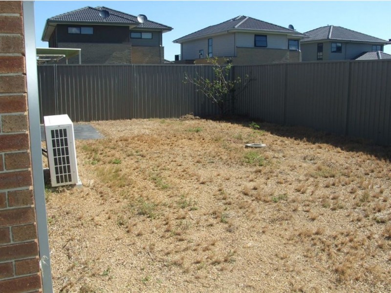 4 Petrel Cct, Pakenham VIC 3810