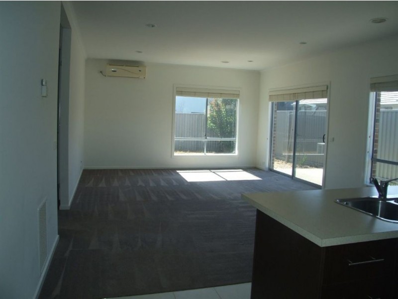 4 Petrel Cct, Pakenham VIC 3810