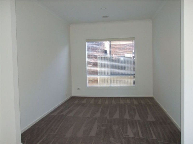 4 Petrel Cct, Pakenham VIC 3810