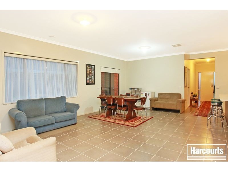 32 McGarvie Crescent, Pakenham VIC 3810