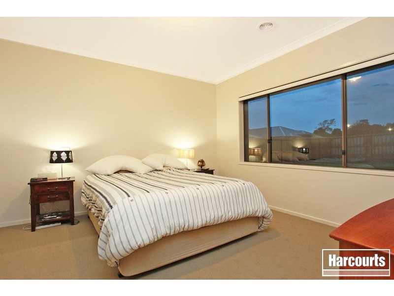 32 McGarvie Crescent, Pakenham VIC 3810