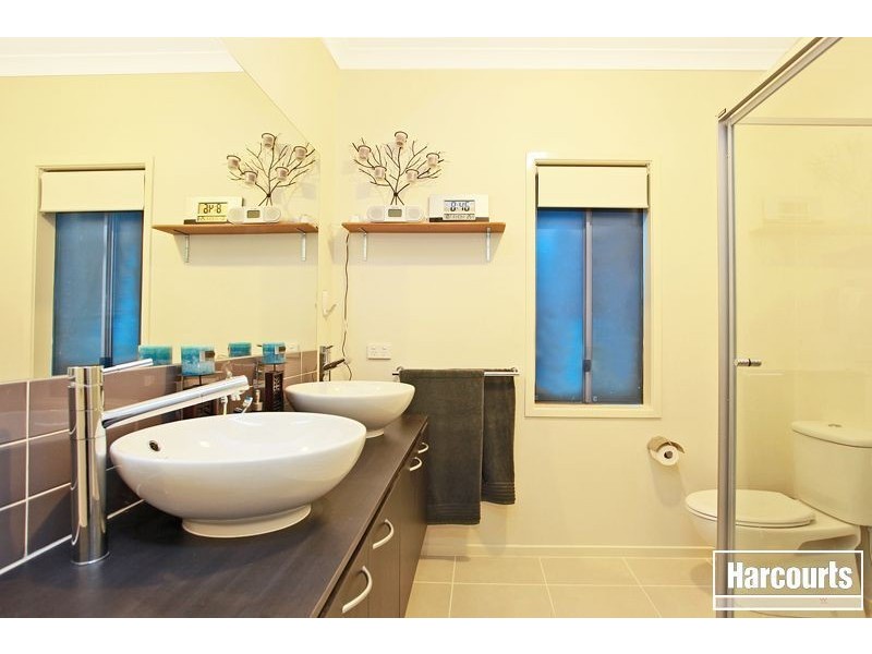 32 McGarvie Crescent, Pakenham VIC 3810