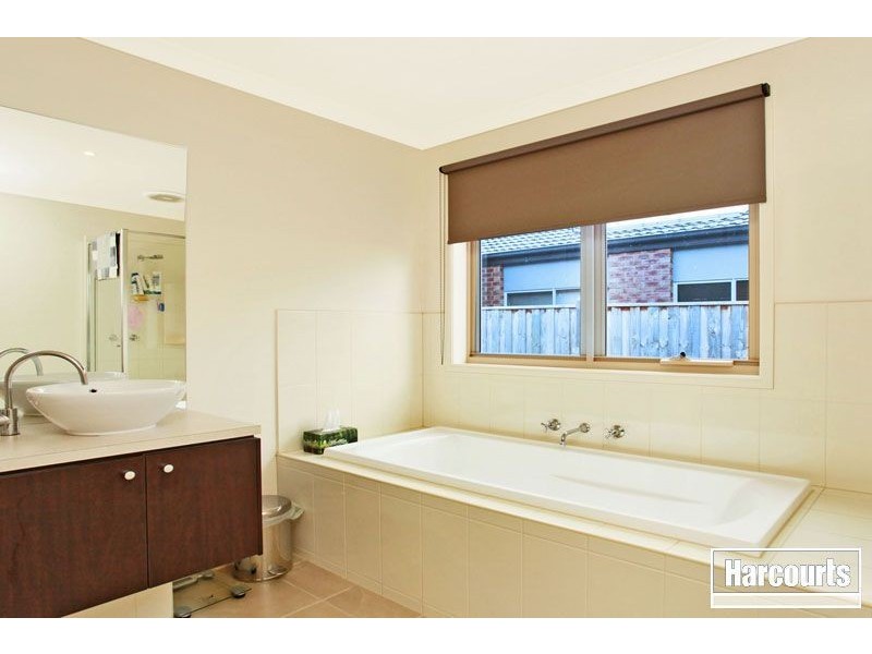 8 Tyrone Avenue, Pakenham VIC 3810