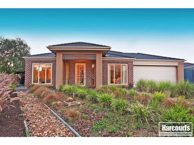 4 Cinnamon Link, Pakenham VIC 3810