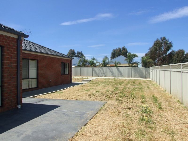 9 Wonboyn Close, Pakenham VIC 3810