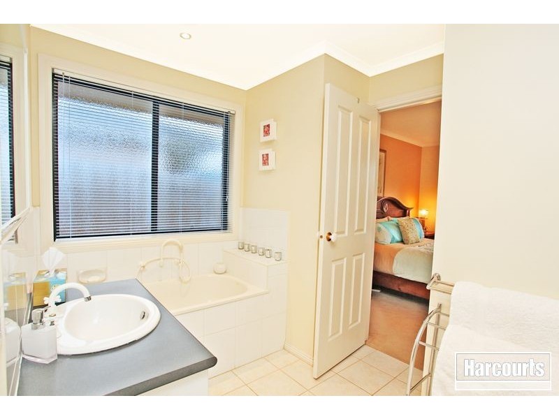 21 Riviera Drive, Pakenham VIC 3810